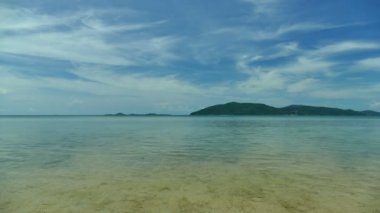 güneşli deniz ve tropik ada şaşırtıcı havadan görünümü 