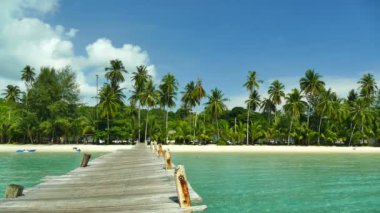 güneşli ahşap iskele ile tropikal plaj 