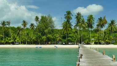 güneşli ahşap iskele ile tropikal plaj 