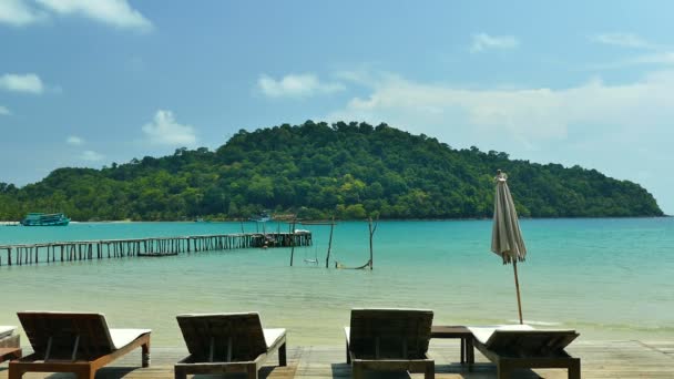 Tumbonas Playa Tropical Con Olas Azules Del Océano — Vídeos de Stock