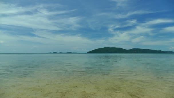 晴れた日に海と熱帯の島の素晴らしい空撮 — ストック動画