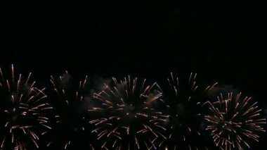 karanlık gece gökyüzünde parlayan havai fişek 4 k video