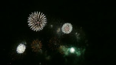 karanlık gece gökyüzünde parlayan havai fişek 4 k video
