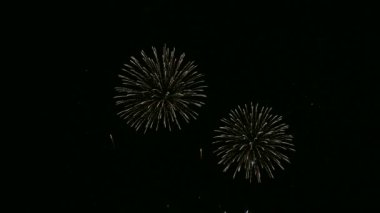 karanlık gece gökyüzünde parlayan havai fişek 4 k video