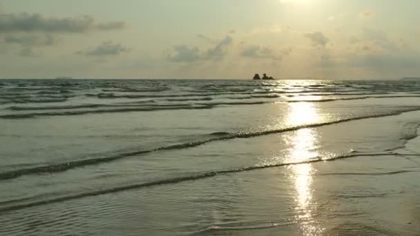 Solnedgång Utsikt Över Havets Vågor Sandstrand Och Dramatisk Himmel — Stockvideo