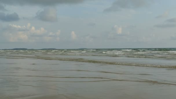 Sonnenuntergang Blick Auf Meereswellen Sandstrand Und Dramatischen Himmel — Stockvideo