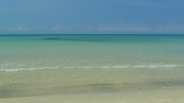 有海浪 沙滩和蓝天的风景如画的码头 — 图库视频影像