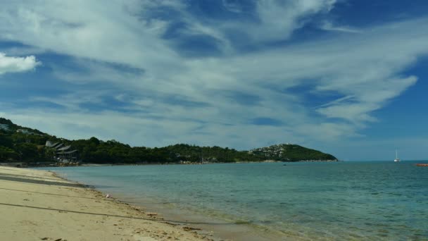 地平線 砂浜ビーチと青空と美しいマリーナ — ストック動画