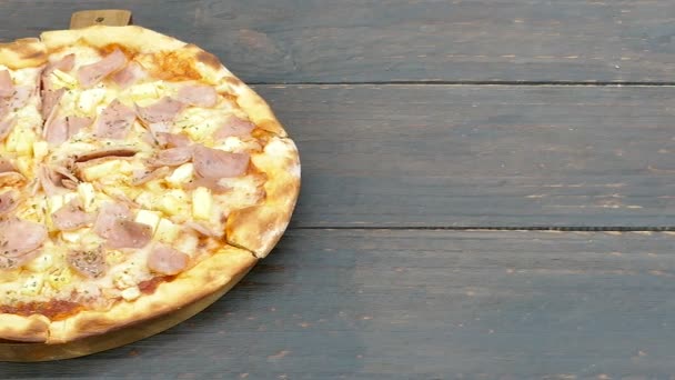 不健康な木製のテーブルやジャンク フード コンセプトにおいしいピザ — ストック動画