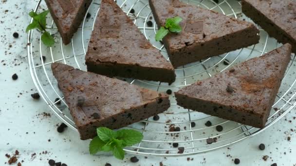 Köstliche Schokoladen Brownie Kuchen Auf Metallgitter — Stockvideo