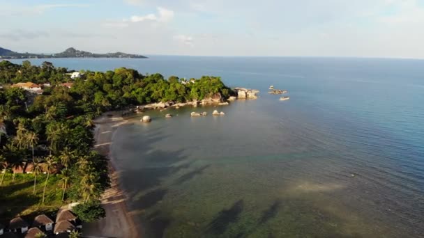 marina pittoresque avec plage tropicale. Vacances et voyages 