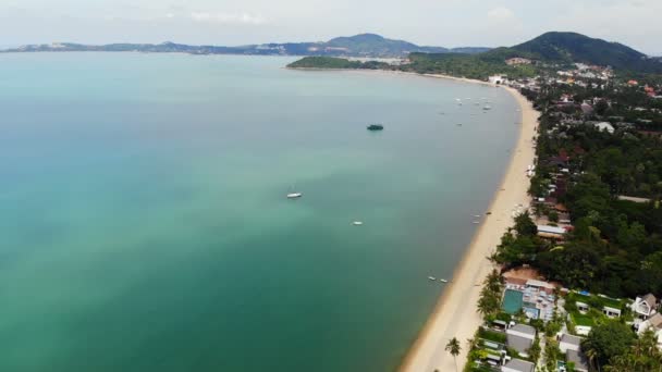 Geweldige Luchtfoto Uitzicht Zee Tropisch Eiland Zonnige Dag — Stockvideo