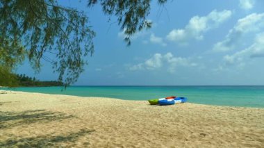 Tropikal plaj ile pitoresk marina. Tatil ve seyahat