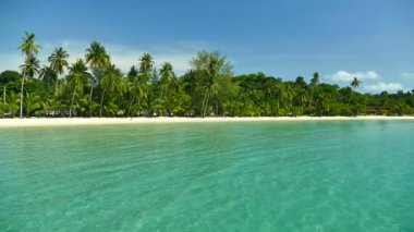 Tropikal plaj ile pitoresk marina. Tatil ve seyahat