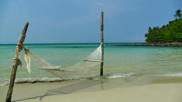 在热带海滩上悬挂在海浪附近的吊床 — 图库视频影像