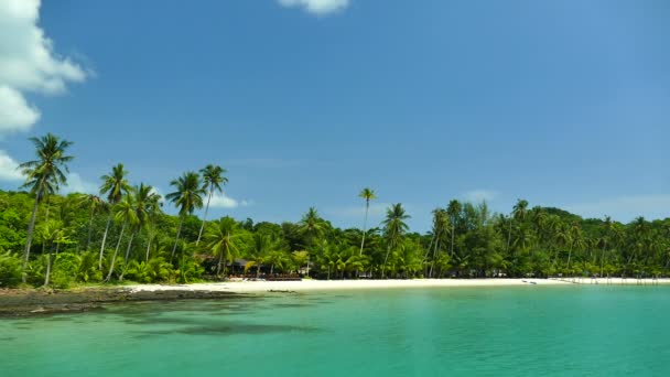 marina pittoresque avec plage tropicale. Vacances et voyages 