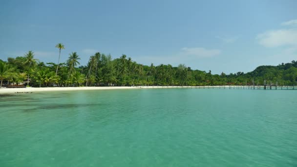 marina pittoresque avec plage tropicale. Vacances et voyages 