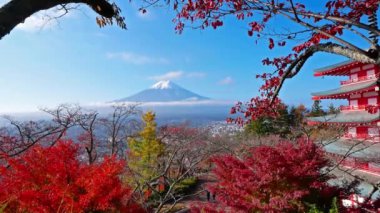 Japonya 'da Fuji Dağı ve Chureito Pagoda ile renkli sonbahar manzarası