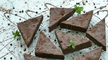 lezzetli çikolatalı browni kek metal ızgara üzerinde