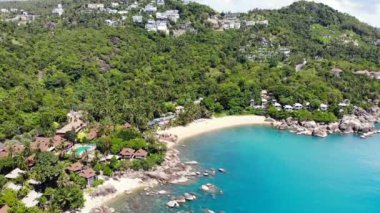 güneşli deniz ve tropik ada şaşırtıcı havadan görünümü 