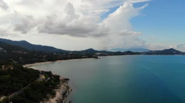 Tropikal plaj ile pitoresk marina. Tatil ve seyahat