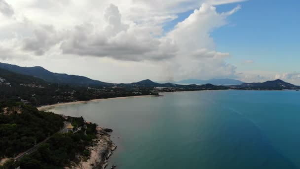 Geweldige Luchtfoto Uitzicht Zee Tropisch Eiland Zonnige Dag — Stockvideo