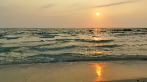 Pôr Sol Vista Das Ondas Mar Palmeiras Céu Dramático — Vídeo de Stock