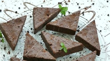 nane yaprakları ile lezzetli çikolatalı browni kek 