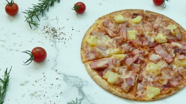 Lahodná Pizza Cibulí Rukola Nezdravé Nebo Nezdravé Jídlo Koncept — Stock video