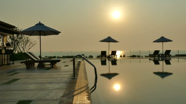 Puesta Sol Vista Piscina Con Sombrillas Playa — Vídeo de stock