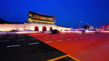 SEOUL, Güney Kore - 4 Aralık 2018: Seul, Güney Kore 'deki Gyeongbokgung Sarayı ve trafiğinin zaman aşımı