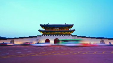 SEOUL, Güney Kore - 4 Aralık 2018: Seul, Güney Kore 'deki Gyeongbokgung Sarayı ve trafiğinin zaman aşımı