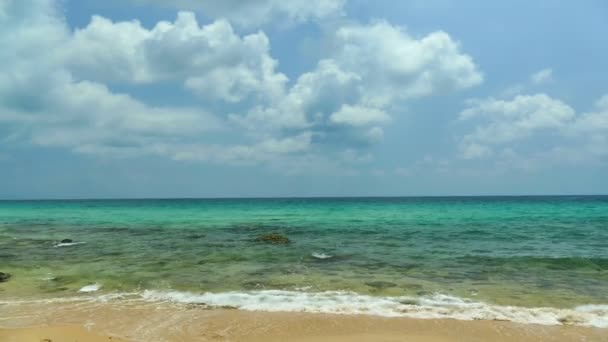 Pitoresca Marina Com Ondas Mar Praia Areia Céu Azul — Vídeo de Stock