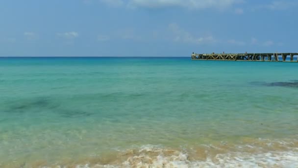 Pittoresco Porto Turistico Con Onde Marine Spiaggia Sabbiosa Cielo Blu — Video Stock