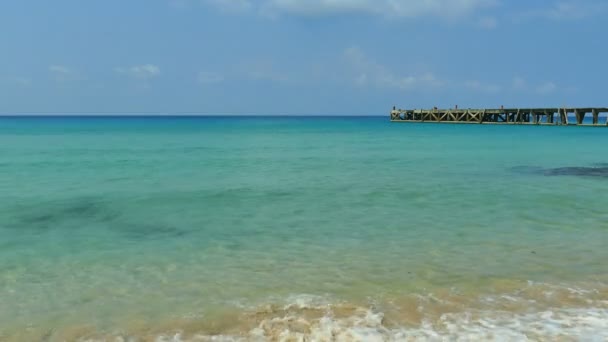 Pittoresco Porto Turistico Con Onde Marine Spiaggia Sabbiosa Cielo Blu — Video Stock