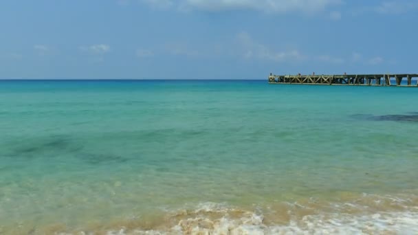 Malebný Přístav Mořskými Vlnami Písečnou Pláží Modrou Oblohou — Stock video