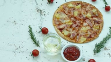 soğan ve ruccola, sağlıksız veya abur cubur kavramı ile lezzetli pizza