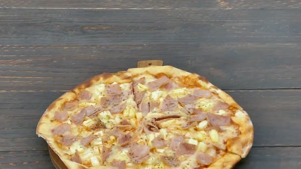 不健康な木製のテーブルやジャンク フード コンセプトにおいしいピザ — ストック動画