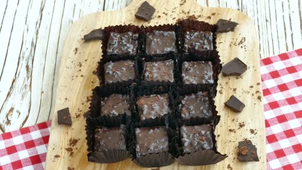 Köstliche Hausgemachte Schokolade Brownie Kuchen Auf Holz Schneidebrett — Stockvideo