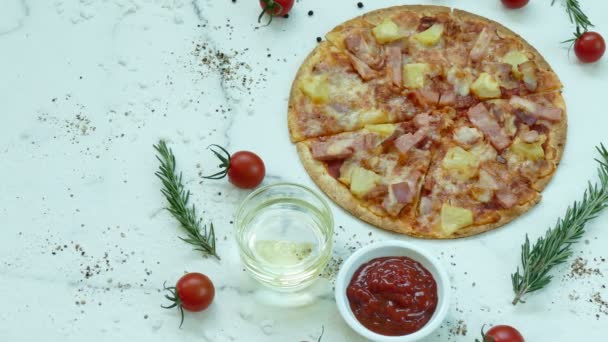 Heerlijke Pizza Met Notensla Ongezonde Junkfood Concept — Stockvideo
