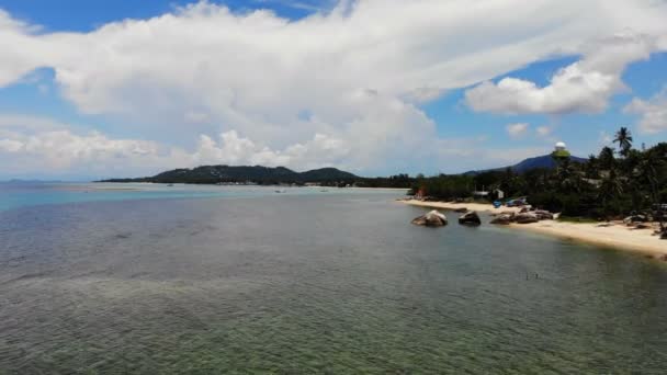 阳光明媚的海洋和热带岛屿的壮观鸟瞰图 — 图库视频影像