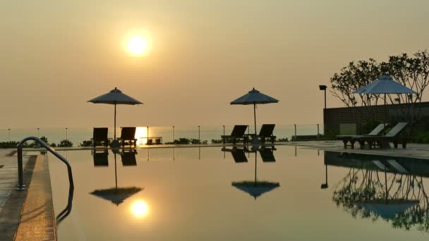 Vista Piscina Sombrillas Palmeras Cielo Azul — Vídeo de stock