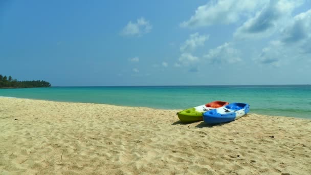 Dwa Niebieskie Łodzi Tropikalnej Plaży — Wideo stockowe