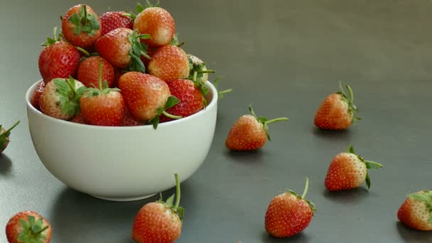 Fraise Fraîche Dans Petit Bol Bois — Video