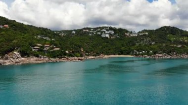 Tropikal plaj ile pitoresk marina. Tatil ve seyahat