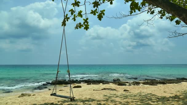 Pintoresco Puerto Deportivo Con Olas Marinas Playa Arena Columpio — Vídeos de Stock