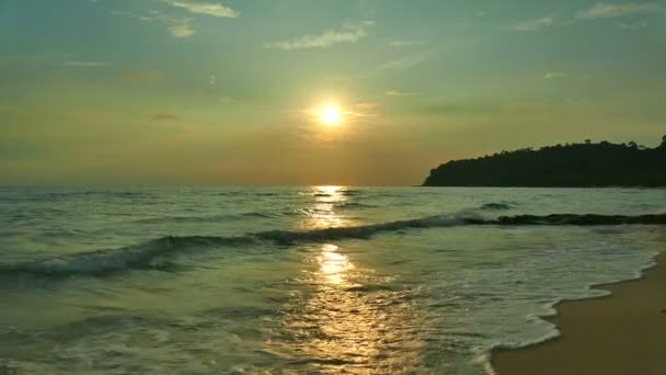 Zonsondergang Golven Van Zee Zandstrand Dramatische Hemel — Stockvideo