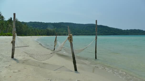 在热带海滩上悬挂在海浪附近的吊床 — 图库视频影像