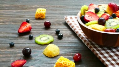 çeşitli olgunlaşmış meyve ve çilek rustik masada ahşap kase 