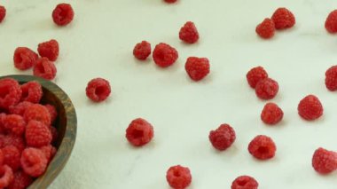 Küçük ahşap kase taze ahududu